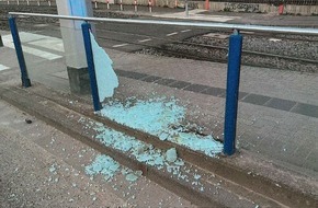 Polizeipräsidium Mannheim: POL-MA: Heidelberg-Rohrbach: Unbekannte beschädigen Glaselement an Straßenbahnhaltestelle; Polizei sucht Zeugen