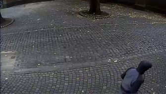 Polizei Düsseldorf: POL-D: Sexualdelikt in der Altstadt - Polizei veröffentlicht Bild aus einer Überwachungskamera - Wer kennt den Mann mit dem auffälligen Kapuzenpullover?