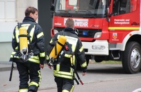 Feuerwehr und Rettungsdienst Bonn: FW-BN: Brand im Sicherungskasten eines Mehrfamilienhauses versperrt Rettungsweg der Bewohner