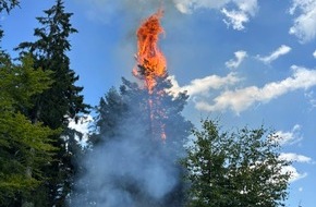Kreisfeuerwehrverband Calw e.V.: KFV-CW: Waldbrand in Enzkl&ouml;sterle / Gro&szlig;e Entfernungen f&uuml;r Wasserversorgung