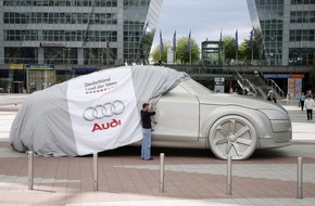 Audi AG: Landung mit Tieflader und Kran: Audi TT-Skulptur "parkt" am Münchner Flughafen