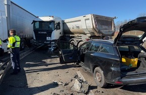 Feuerwehr Ratingen: FW Ratingen: Schwerer Verkehrsunfall mit LKW auf der BAB 3