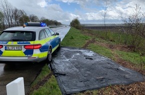 Polizeiinspektion Oldenburg-Stadt / Ammerland: POL-OL: ++Sturm weht Teerpappe von Autobahnbrücke A 29 - Zeugenaufruf++