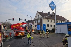 Freiwillige Feuerwehr Lehrte: FW Lehrte: Feuer in Dachgeschosswohnung nach lautem Knall: Feuerwehr rettet verletzten Mann aus seiner Wohnung