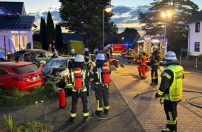 Freiwillige Feuerwehr Bad Honnef: FW Bad Honnef: Schwerer Verkehrsunfall mit zwei Verletzten - PKW kollidiert mit geparkten Fahrzeugen und Carport