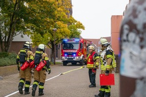 FW Voerde: Schwerer Verkehrsunfall auf dem Rathausplatz in Voerde