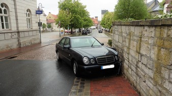 Polizeiinspektion Northeim: POL-NOM: Bad Gandersheim - PKW gegen landet an der Stadtmauer