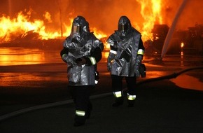 Feuerwehr Essen: FW-E: 2500 m² Holzpaletten Raub der Flammen, zwei Feuerwehrmänner bei Löscharbeiten verletzt