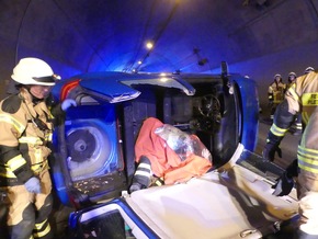 FW-PL: Fahrzeugbrand im Hestenbergtunnel nach schwerem Verkehrsunfall. Feuerwehr rettet drei Personen.