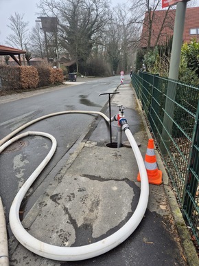 FW Ense: Arbeitsreicher Tag für die Feuerwehr Ense am Dienstag / Einsatzkräfte werden bei Großbrand und Verkehrsunfall gefordert