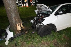 Polizeiinspektion Cuxhaven: POL-CUX: T&ouml;dlicher Verkehrsunfall in Heemmoor - Eine Person verstorben, zwei lebensgef&auml;hrlich verletzt, zwei schwer verletzt. Alle Personen zwischen 16 und 18 Jahre alt - Zahlreiche Angeh&ouml;rige vor Ort