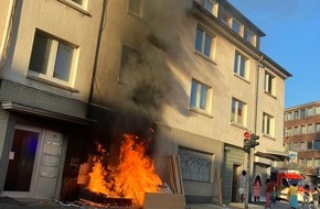 Feuerwehr Mülheim an der Ruhr: FW-MH: Brennender Unrat greift auf Wohngebäude über