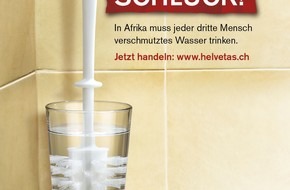 Helvetas: Helvetas steckt WC-Bürste in Trinkwasserglas! (BILD)