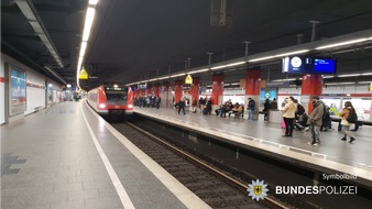 Bundespolizeidirektion München: Bundespolizeidirektion München: Streit wegen Maskenpflicht eskaliert 25-Jähriger legt sich bei Flucht ins S-Bahngleis