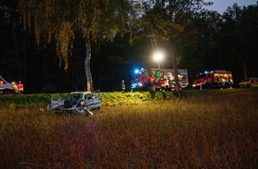 Kreisfeuerwehrverband Lüchow-Dannenberg e.V.: FW Lüchow-Dannenberg: ++Erneuter Verkehrsunfall bei Hitzacker++Fahrzeug kommt bei Sarchem von der Straße ab++Fahrerin kann von der Feuerwehr gerettet werden++