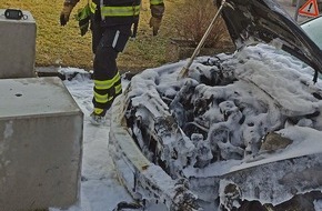Feuerwehr München: FW-M: PKW in Flammen (Waldtrudering)