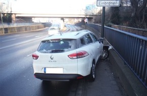 Polizei Düren: POL-DN: Pkw endet an Straßenlaterne