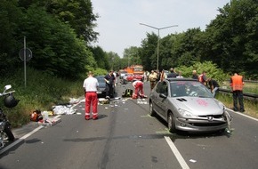 Feuerwehr Essen: FW-E: Schwerer Verkehrsunfall auf der Wuppertaler Straße (B227), BMW Z3 trifft frontal auf Motorrad