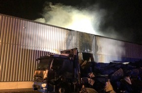 Polizei Mettmann: POL-ME: Fahrzeugbrand greift auf Lagerhalle über - Velbert - 1806050