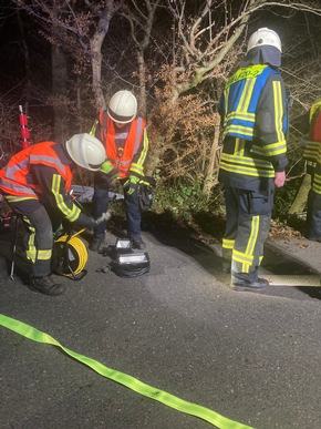 FW-EN: PKW kommt nach Verkehrsunfall in Hanglage zum Stehen