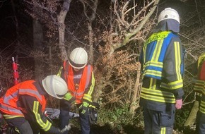 Feuerwehr Hattingen: FW-EN: PKW kommt nach Verkehrsunfall in Hanglage zum Stehen