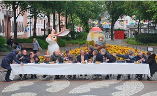 Gemeinschaftswerk der Evangelischen Publizistik (GEP) gGmbH: Presseinfo: &bdquo;Mahl ganz anders&ldquo; Stra&szlig;enperformance in Fulda zum Gr&uuml;ndonnerstag