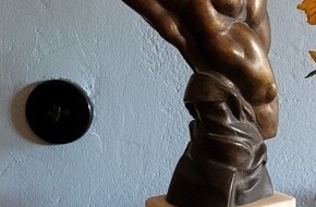 Polizeipräsidium Neubrandenburg: POL-NB: Einbrecher stehlen Skulptur und werfen Eier