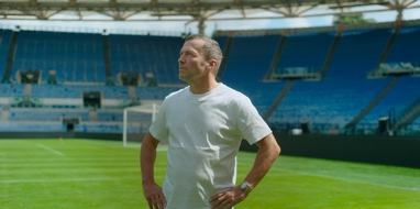 Sky Deutschland: Der Dokumentarfilm "Ein Sommer in Italien - WM 1990" startet im M&auml;rz im Kino und vor der Fu&szlig;ball-WM 2026 exklusiv auf Sky und WOW