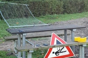 Polizeidirektion Bad Segeberg: POL-SE: Bad Bramstedt - Sachbeschädigungen auf städtischem Spielplatz und an einer Schule - Polizei sucht Zeugen