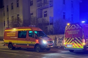 Feuerwehr Dresden: FW Dresden: Zimmerbrand in Mehrfamilienhaus: Vier Personen mit Verdacht auf Rauchgasvergiftung ins Krankenhaus gebracht