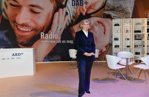 rbb - Rundfunk Berlin-Brandenburg: ARD-Vorsitzende und MDR-Intendantin Prof. Karola Wille besucht den ARD-Messestand Digitalradio DAB+
