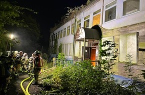 Feuerwehr Essen: FW-E: Brand in einem leerstehenden Schwimmbad löst Großeinsatz aus