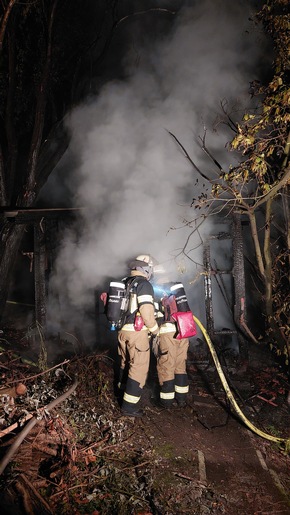 Feuerwehr Stuttgart: FW Stuttgart: Brand einer Gartenhütte