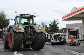 Polizei Rheinisch-Bergischer Kreis: POL-RBK: Rösrath - Auffahrunfall zwischen Traktor und Pkw - 2 Schwerverletzte und hoher Sachschaden