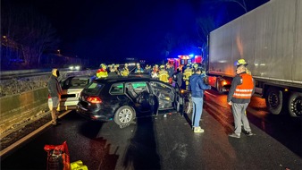 Feuerwehr Essen: FW-E: Schwerer Verkehrsunfall auf der BAB 40 - viele Fahrzeuge beteiligt