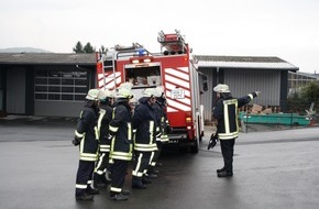 Feuerwehr der Stadt Arnsberg: FW-AR: Basislöschzug 4 erprobt seine Leistungsfähigkeit - Zusammenarbeit bei Jahresübung funktioniert reibungslos