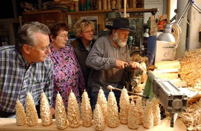 Tourismusverband Erzgebirge e.V.: 3. Tag des traditionellen Handwerks im Erzgebirge / Anschauen,
anfassen, ausprobieren - am 20. Oktober 2002 öffnen sich über 130
Werkstätten den Touristen