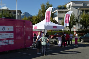 Brustkrebs-Aufklärung im PINK CUBE heute vor dem Mythen Center in Schwyz - Medienmitteilung und FOTOS