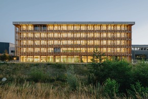 Communiqué de Presse Griesser: Une solution d’ombrage esthétique et durable pour le nouvel édifice en bois de Blumer Lehmann