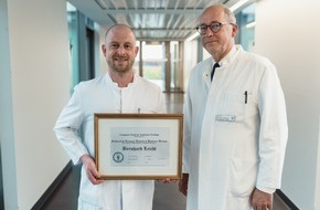 Klinikum Ingolstadt: Bernhard Leicht erwirbt FEAPU-Qualifikation
