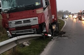 Polizeiinspektion Cuxhaven: POL-CUX: Verkehrsunfall auf der B437 - Verkehrsbehinderungen zwischen dem Wesertunnel und der Auffahrt zur BAB27 (Lichtbild in der Anlage)