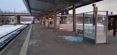 Bundespolizeiinspektion Rostock: BPOL-HRO: Sinnlose Zerstörungswut am Haltepunkt Lütten Klein