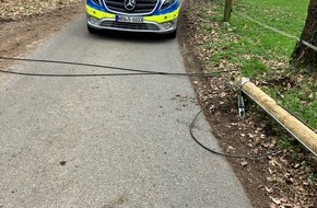 Feuerwehr Schermbeck: FW-Schermbeck: Telefonmast auf Fahrbahn