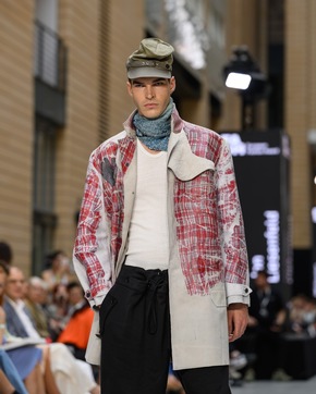 Jon Liesenfeld begeistert mit nachhaltigem Generationenkonzept: European Fashion Award und „Best Global Concept“-Auszeichnung für AMD-Absolventen