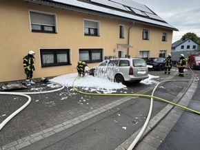 FW VG Westerburg: PKW brennt in Rotenhain vollständig aus - Rauch dringt in Mehrfamilienhaus ein