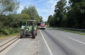 Feuerwehr Schermbeck: FW-Schermbeck: Traktor verliert Hydrauliköl - Ölspur