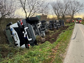 POL-STD: LKW mit Bohrgerät kommt von der Fahrbahn ab und kippt seitlich in den Graben - aufwendige Bergung erforderlich - Hoher Sachschaden entstanden