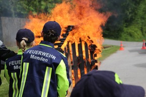 FW Menden: Übergabe des 1. MINI-Löschfahrzeugs in NRW an die Kinderfeuerwehr