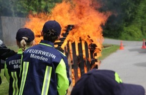 Freiwillige Feuerwehr Menden: FW Menden: Übergabe des 1. MINI-Löschfahrzeugs in NRW an die Kinderfeuerwehr