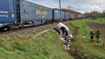Polizeiinspektion Göttingen: POL-GÖ: (498/2022) Güterzug erfasst Pkw beim Überqueren des Bahnübergangs in Lenglern - 55-Jährige Fahrzeugführerin wird leicht verletzt